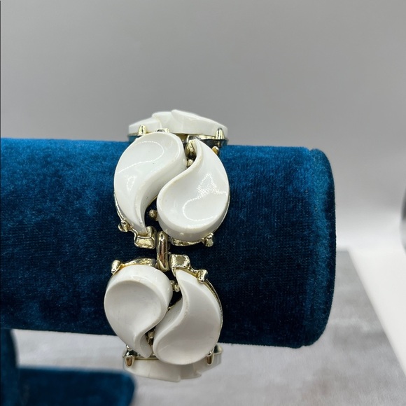 Vintage Mid Century Signed Lisner White Thermoset Teardrop Chunky Bracelet - Picture 2 of 13